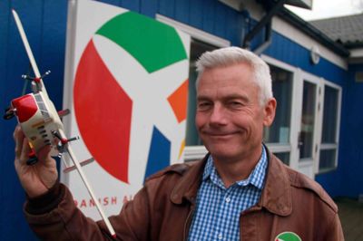 Jesper Rungholm foran hovedkvarteret i Vamdrup med en kopi af det første fly, som virksomheden købte. PR Foto: DAT