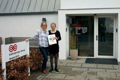 De to rådgivere bag kurset Ditliv, fra venstre Hanne Høgh og Mette Svar ved indgangen til Kræftrådgivningen i Herning? foto Peter Jessen