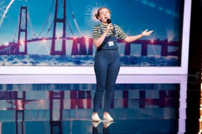 Sara Krone synger en sang fra musicalen »Funny Girl« og håber, at dommerne er så overbevist om hendes talent, at hun sendes videre i konkurrencen »Danmark har talent«.? Foto: Lotta Lemche/TV 2