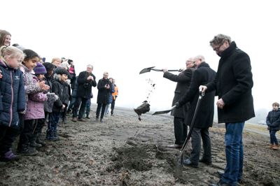 Første spadestik til det i alt 140 millioner kroner dyre projekt ud til Vestergade bag den internationale skole. »Graverne« er fra venstre ISIB-formand Niels Laurits Thygesen, borgmester Carsten Kissmeyer (V) samt formand for ejendomsselskabet bag ISIB og de ny byggeri, Søren From. Foto: Tom Laursen
