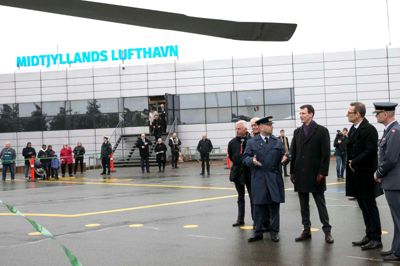 Prins Joachim stod for den officielle navngivning af Midtjyllands Lufthavn, og han fik blandt andet en rundvisning blandt Flyvevåbnets materiel. ?Foto: Tom Laursen