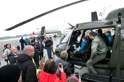Omkring 2000 borgere deltog i søndagens festligheder, og de fik blandt andet muligheden for at kigge ind i Flyvevåbnets Fennec-helikopter og DAT's Airbus A320-fly. ?Foto: Tom Laursen