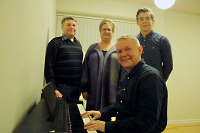 De fire kandidater fra socialdemokraternes partiforening i Ikast. Ved klaveret er det »kapelmesteren« - kredsens borgmesterkandidat Frank Heidemann. Bag ham ses Eddie Sørensen, Joan Højlund og Martin Holm Jørgensen. ? Foto: Kim Kristensen