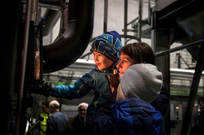 Denne vinter var der åbent hus i varmeanlægget hos Stea. Anlægget der er årsag til en noget billigere varme i Engesvang. På billedet ses Karen Kildelund og hendes to drenge, Andreas og Kasper. ?Foto: Martin Ballund