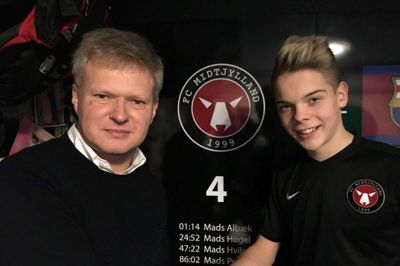 Akademichef Flemming Broe byder finske Pyry Hannola velkommen til FC Midtjylland. ?Foto: FCM
