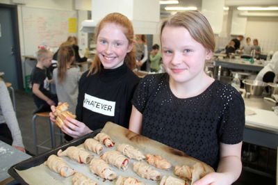 Silke og Emilie fra 6. A var blandt de heldige, der havde fået arbejde i køkkenet. Det nød de. ?Foto: Rasmus Viuff