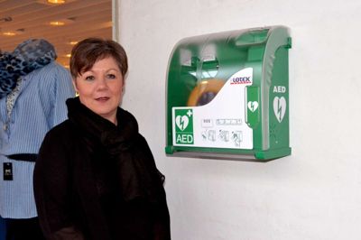 Connie Busack behøvede ikke betænkningstid for at sige ja til Røde Kors henvendelse om at få en hjerterstarter placeret i Strøgcentret ?foto Laila Kempel