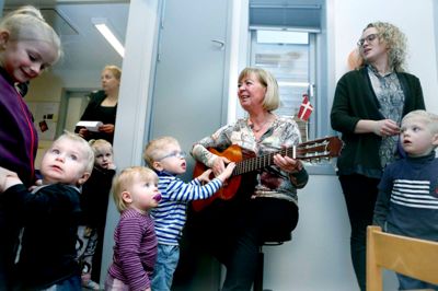 Der blev sunget indvielsessang. Her med daginstitutionsleder i Ejstrupholm Børnehus, Inge Vestergård, ved guitaren
?foto: henrik ole jensen