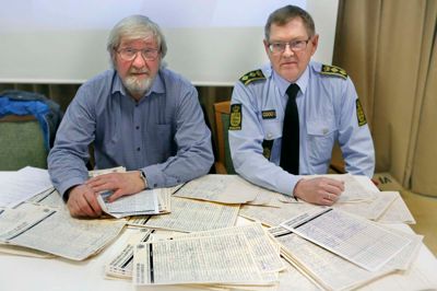 Borgerforeningsformand Ole Deigaard og politidirektør Jens Kaasgaard med de mange underskrifter foran sig. ?Foto: Henrik Ole Jensen