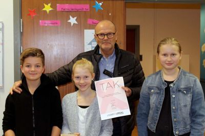 Bjarne Sass-Petersen med nogle af eleverne fra 5. klasse, som skaffede penge til Kræftens Bekæmpelse ?PRivatfoto
