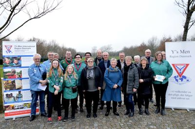 Alle prismodtagere og repræsentanter fra Fonnesbæk Y's Mens Club samlet ved uddelingen, der fandt sted i Fonnesbæk Kirke ?Foto: Steen Hebsgaard