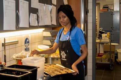Niat Germay Mahari i køkkenet hos DK Company