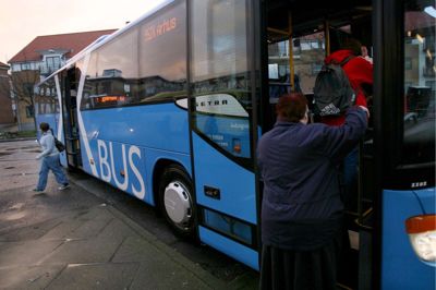 Busserne skal fremover holde ved Bording Station, hvis regionen er enige med Carsten Kissmeyer (V). Foto: Tom Laursen