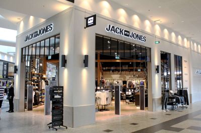 Jack & Jones har butikker rundt i hele verden. Her er det et foto fra herningCentret. ?Foto: Christian Sjurman
