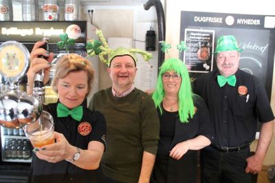 Jutta Schiebe-Sørensen (t.v.), Claus Thorhauge, Anita Eldewik og barchef Karl Pedersen i baren på en festlig fredag.