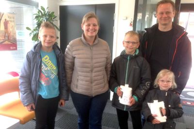 Familien Smedegård: Forældrene Tinna og Jari Smedegård med børnene fra venstre Rasmus, Simon og Emma. De kørte til Tulstrup og samlede 2.035 kr ind samt mobilepay ?Privatfoto