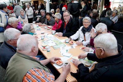 Gratis morgenkaffe og rundstykker kan stadig trække rigtig mange mennesker til. ?Foto: Flemming Hansen