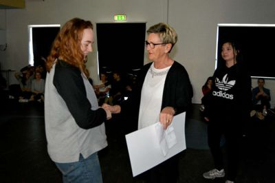 Sofie Eggertsen modtager beviset på, at 8.c havde lavet den bedste reklamefilm. Foto: Kim Krasuld