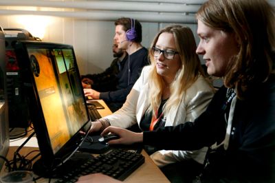 Ifølge Natasha Lundberg Bjerregaard er etik, moral og en pæn tone i onlineverdenen også noget, man lærer i klubben. Hun tilføjer, at blandt de bedste spillere i verden, ser 20.000 tilskuere gerne på. ?foto: henrik ole jensen