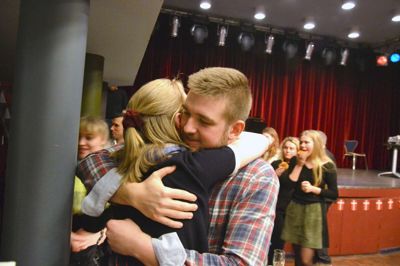 Sidste års vinder af Unge Sangere i klassisk sang, Daniel Tobijanski, kunne ikke undvære talentstævnet og deltager i år som hjælper og coacher for de unge. Her lykønsker han Nicoline med semifinale-pladsen ?Foto: Steen Hebsgaard