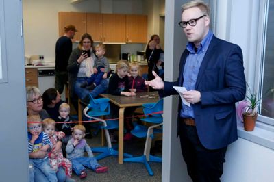 Dansk Folkeparti i Ikast-Brande har allerede en del stærke kandidater på listen til kommunalvalget, men der er plads til flere, forklarer borgmesterkandidat Simon Vanggaard, der her ses ved åbningen af den nye børnehave i Ejstrupholm. ?Foto: Henrik Ole Jensen