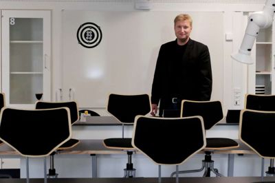Forstander Torben Østergaard foreviget i det nye naturfagslokale. Foto: Sune Nordby
