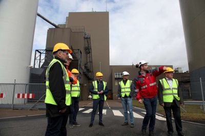 Bestyrelsesformænd og direktion fra Eniig, Energi Ikast og Sunds Vand- og Varmeværk har underskrevet 15-årig varmeaftale med DONG Energy og er her på rundvisning