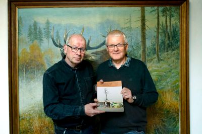 De to af medlemmerne i redaktionsgruppen, Bo Daugaard (tv) og Ove Pedersen med den nye bog ?Foto: Henrik Ole Jensen