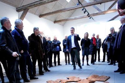 Tidligere formand for Kunstpakhuset, nu afdøde Steen Aaes-Jørgensen, ved Bjørn Nørgaard-udstillingen i Kunstpakhuset tilbage 2013, hvor han fik ideen til det kunstværk, som nu afsløres ved gymnasiet ved arrangementet 17. maj ?Foto: Tom Laursen