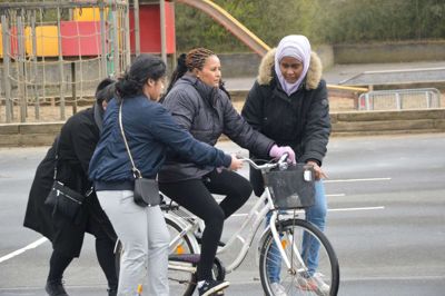 En kvinde fra Eritrea fik god hjælp til den første cykeltur ?Privatfoto