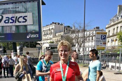 Karin Eriksen fik dette skilt i hånden, da hun havde passeret stregen ved Paris' Maraton i år. ?Privatfoto