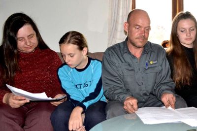 Familien Lund forsøger at skabe sig en hverdag. Men det er småt med glæderne,når en udvisningsdom over hustru og mor - Sharon Lund lurer under overfladen. Hun har fået sin udvisningsdato udsat på ubestemt tid og imens brillerer datteren Sanne Lund,( nr. to fra venstre) med at score 12-taller til sin dansk eksamen.
På billedet ses resten af familien fra venstre Sharon - 13-årige Alex - Jimmy- og lillesøster Vivi på seks år foto Laila Kempel