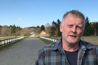 Steen Ancher ved rækværket i Klode Mølle, som byen gerne vil have bevaret.
