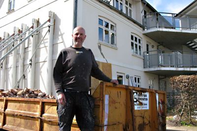 Kim Jørgensen, indehaver af KJ Byggeservice, ved ejendommen, som han og kompagnonen Carlo Jensen allerede er gået i gang med at renovere. Foreløbig river de mere ned, end de bygger op. Til venstre i billedet ses den understøttede gavl, som inden længe bliver lagt ned. ?Foto: Kim Kristensen