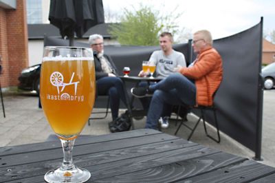 En del ikastboer nød fredag det gode vejr og årets sommerbryg hos Ikast Mikrobryg på Nikolajsens Plads. ?Foto: Kim Kristensen