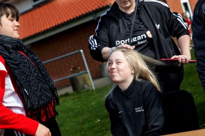 Laura Kristensen, der spiller U12-fodbold i Ikast KFUM får flettet hår af Anne Marie Poshwatta, som er mor til Laura Poschwatta, der ses til venstre. ?