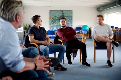 Mødet i svømmecentret trak 13 personer af huse. På billedet fra venstre ses storkredsformand Niels-Jørgen Simonsen, Thomas Juul, Kürsad Candogan og Rasmus Madsen. ?Foto: Flemming Hansen