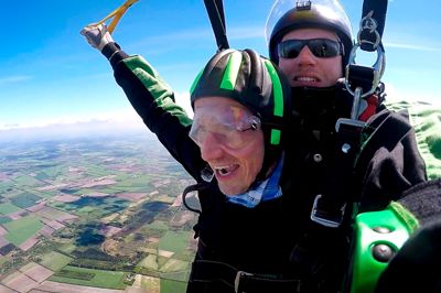 Finansminister Kristian Jensen sprang ud fra 6000 meters højde og oplevede frit fald i 85 sekunder inden faldskærmen foldede sig ud og bragte ham sikkert på jorden igen.
Foto: Flemming Hansen og Dropzone Denmark.