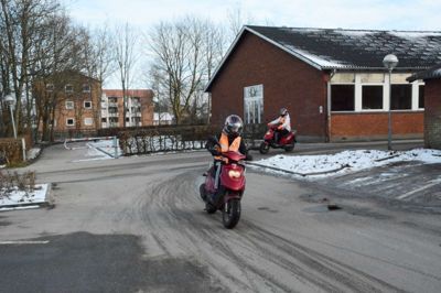 En lavere aldersgrænse for at køre knallert gav travlhed i Ungdomskolen, som udbyder kurset til knallertkørekort. Næste hold begynder 17. maj, mens tidligere elevhold har måtte tage de kolde vintermåneder i brug. ?Privatfoto