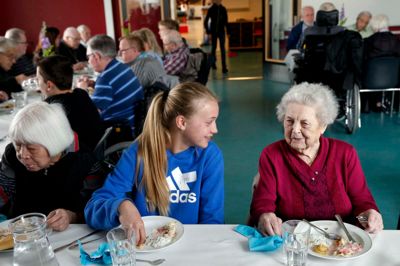 91-årige Marie Abildtrup fra Bording var yderst tilfreds med arrangementet. Hun sad ved siden af Emma Klokkerholm fra 7.f. ? Foto: Flemming Hansen