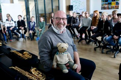 Kent Lykke sammen med »Bamse«, der har fulgt ham livet igennem og også er inden for rækkevidde på kontoret på Uhre Friskole. ?Foto: Henrik Ole Jensen