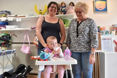Celina på knapt ni måneder er centrum for al opmærksomhed fra moderen, Angelina Brandt, og familievennen Bodil Rhiger. ?Foto: Steen Hebsgaard