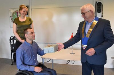 Præsident Jens Karl Jensen ønsker Martin Kjærsgaard til lykke - bag ved ses hustruen Line ?Foto: Steen Hebsgaard