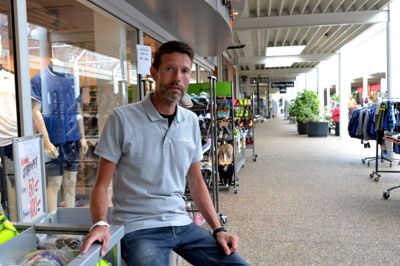 Rene Jørgensen er optimistisk for detailhandlen i Ikast. Mange handler lokalt og sætter pris på den personlige service i Strøgcentrets butikker ?foto Laila Kempel