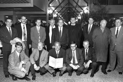 Initiativgruppen til Strøgcentret fik i 1992 overrakt kommunens initiativpris. Bagest fra venstre: Formand for priskomiteen Kjeld Broberg Lind, underdirektør Niels Viggo Malle, optiker Dion Eriksen, sparekassedirektør Ove Lyngdal, statsaut. revisor N.C.Juhl Nielsen, Bo Jensen, Ikast Avis, arkitekt John Danielsen, bogtrykker Preben Jensen og Henry Ladekjær-Mikkelsen, der var formand for Ikast Sparekasses fond. Forrest fra venstre: Erik Eriksen, Mister, Kristian Knattrup, GK, handelsstandsforeningformand Anders Hust, advokat Jakob Fastrup og urmager Thomas Eriksen. På billedet mangler skohandler Jørgen Redder