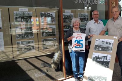 Gamle fotografier fra tiden, hvor Strøgcentret bare var Strøget, kan ses i den tomme tidligere skobutik. På den anden side er der også lokalhistoriske billeder på veje i anledning af 25 års jubilæet. Bag initiativet står lederen af lokalhistorisk arkiv Søren Møller samt Hanne og Svend Erik Gjesse ??Foto: Jan B. Knudsen.