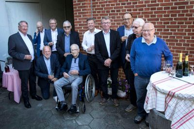 Det lykkedes at samle gruppen bag det overdækkede strøgcenter i gården ved Vin- og Gavehuset. ?Foto: Tom Laursen