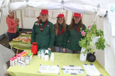 Mette Linding-Møller, Maria Pedersen og Victoria Gregersen solgte kaffe og kage og andet godt til de mange kunder. ?Foto: Rasmus Viuff
