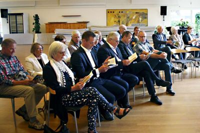 Fællessang i forsamlingen på ISI. Mødeleder Peter Pinto synger for. ? Foto: Kim Kristensen