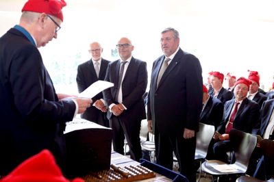 De nye brødre i Hosebinderlauget er Donald Weier, Knud Hjort Madsen og Aage K. Feddersen. Foto: Henrik Ole Jensen